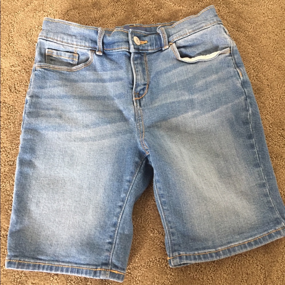 High-waisted, light wash shorts